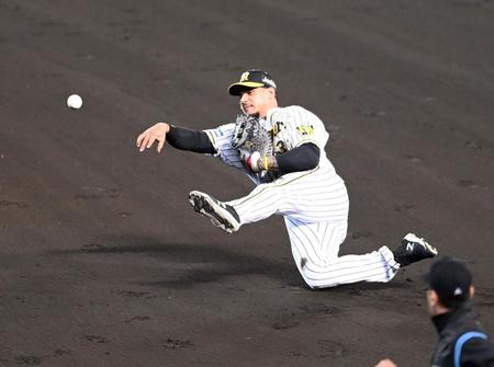 ６回、ロッテ・藤岡の打球を好捕するも、一塁へ悪送球するマルテ（撮影・飯室逸平）