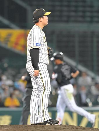 ８回、ロッテのマーティン（右）にソロを浴びる阪神・馬場＝甲子園（撮影・高部洋祐）