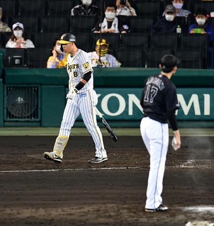 ５回、阪神・佐藤輝は申告敬遠で一塁へ向かう（投手ロッテ・佐々木朗）＝甲子園（撮影・山口登）