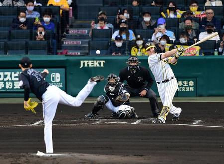 ２回、阪神・サンズは内野安打を放つ（投手ロッテ・佐々木朗）＝甲子園（撮影・山口登）