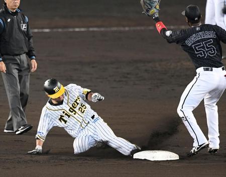 ８回、代走の阪神・江越は盗塁を決める＝甲子園（撮影・山口登）