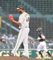 １回、ロッテ・荻野貴司（右）に先頭打者弾を浴びた阪神　ラウル・アルカンタラ＝甲子園（撮影・高部洋祐）