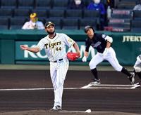 １回、阪神・アルカンタラはロッテ・荻野に初球を打たれ先制ソロを許す＝甲子園（撮影・山口登）