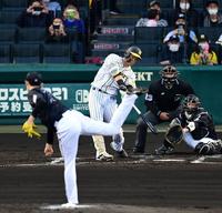 ２回、阪神・佐藤輝は左前に同点適時打を放つ（投手ロッテ・佐々木朗）＝甲子園（撮影・山口登）