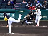 ２回、阪神・大山は右中間に二塁打を放つ（投手ロッテ・佐々木朗）＝甲子園（撮影・山口登）