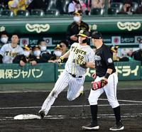 ５回、阪神・サンズは右越えに適時二塁打を放つ＝甲子園（撮影・山口登）