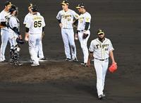 ６回途中で降板する阪神・アルカンタラ＝甲子園（撮影・飯室逸平）