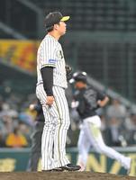 ８回、ロッテのマーティン（右）にソロを浴びる阪神・馬場＝甲子園（撮影・高部洋祐）