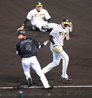 ６回、ロッテ・藤岡の打球を好捕するも、阪神・マルテの悪送球で勝ち越しを許す＝甲子園（撮影・飯室逸平）