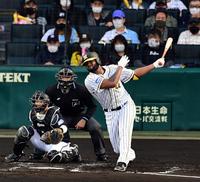 ２回、阪神・アルカンタラは右前に勝ち越し適時打を放つ＝甲子園（撮影・山口登）