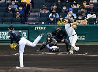 ２回、阪神・サンズは内野安打を放つ（投手ロッテ・佐々木朗）＝甲子園（撮影・山口登）