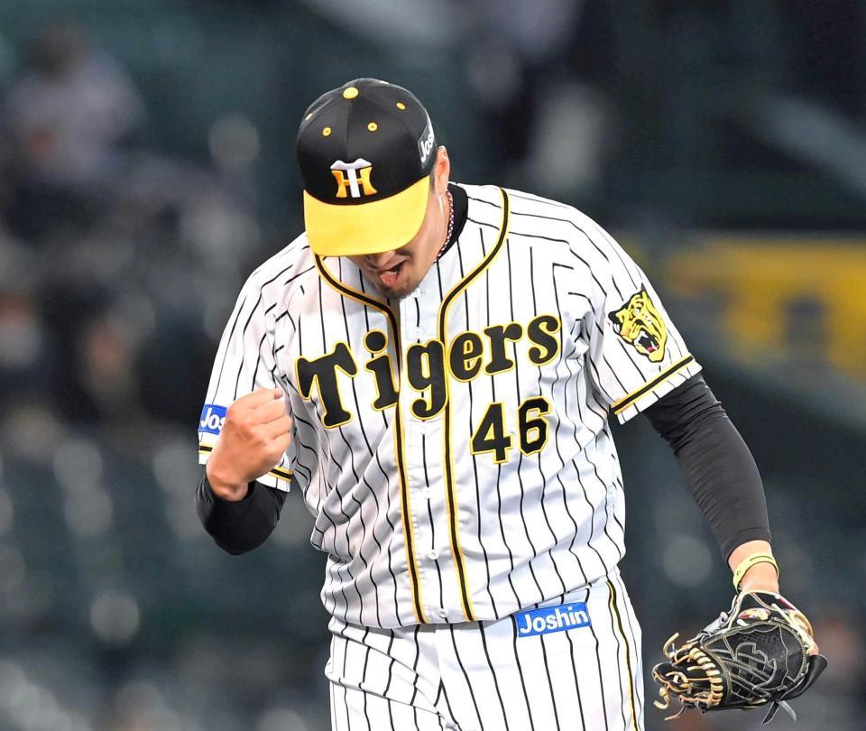 　８回、井上を併殺に仕留め、雄たけびを上げる秋山（撮影・高部洋祐）