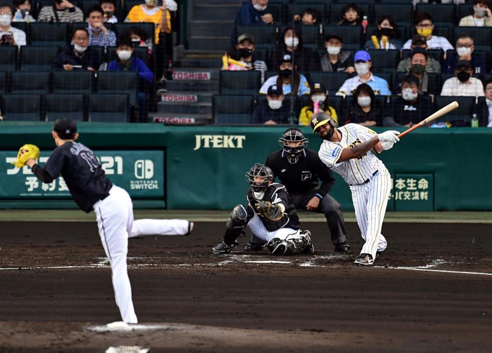 ２回、阪神・アルカンタラは右前に勝ち越し適時打を放つ