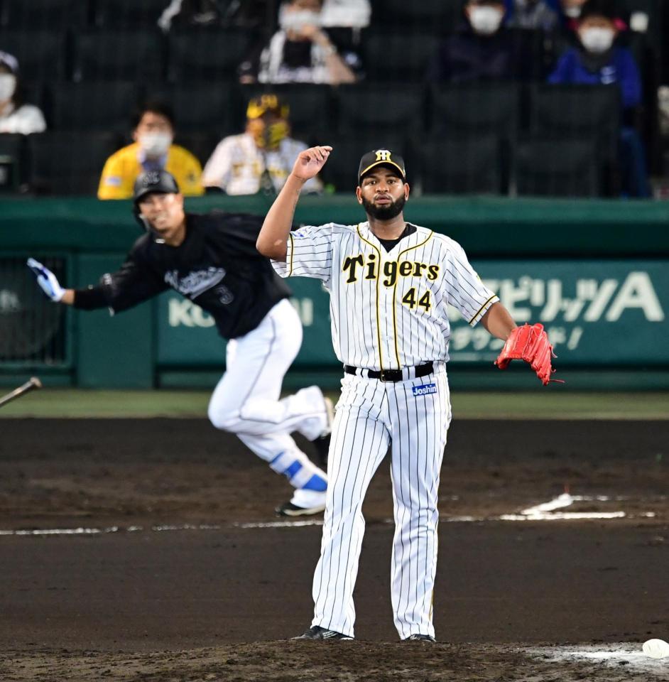 ６回、阪神・アルカンタラはロッテ・角中に同点適時二塁打を許す＝甲子園（撮影・山口登）