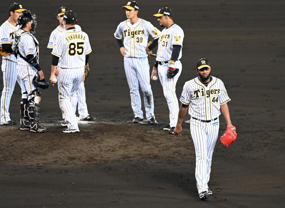 ６回途中で降板する阪神・アルカンタラ＝甲子園（撮影・飯室逸平）