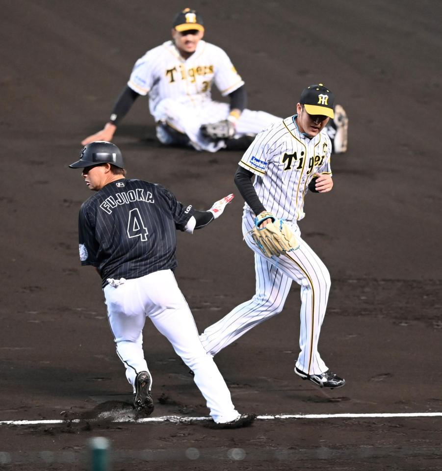 ６回、ロッテ・藤岡の打球を好捕するも、阪神・マルテの悪送球で勝ち越しを許す＝甲子園（撮影・飯室逸平）