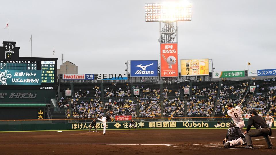 ２回、ロッテ・佐々木朗から同点タイムリーを放つ阪神・佐藤輝＝甲子園（撮影・飯室逸平）