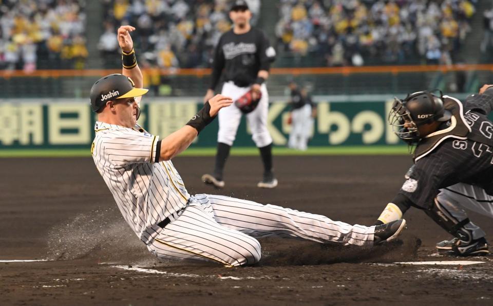 ２回、阪神・アルカンタラのタイムリーで生還するサンズ＝甲子園（撮影・飯室逸平）