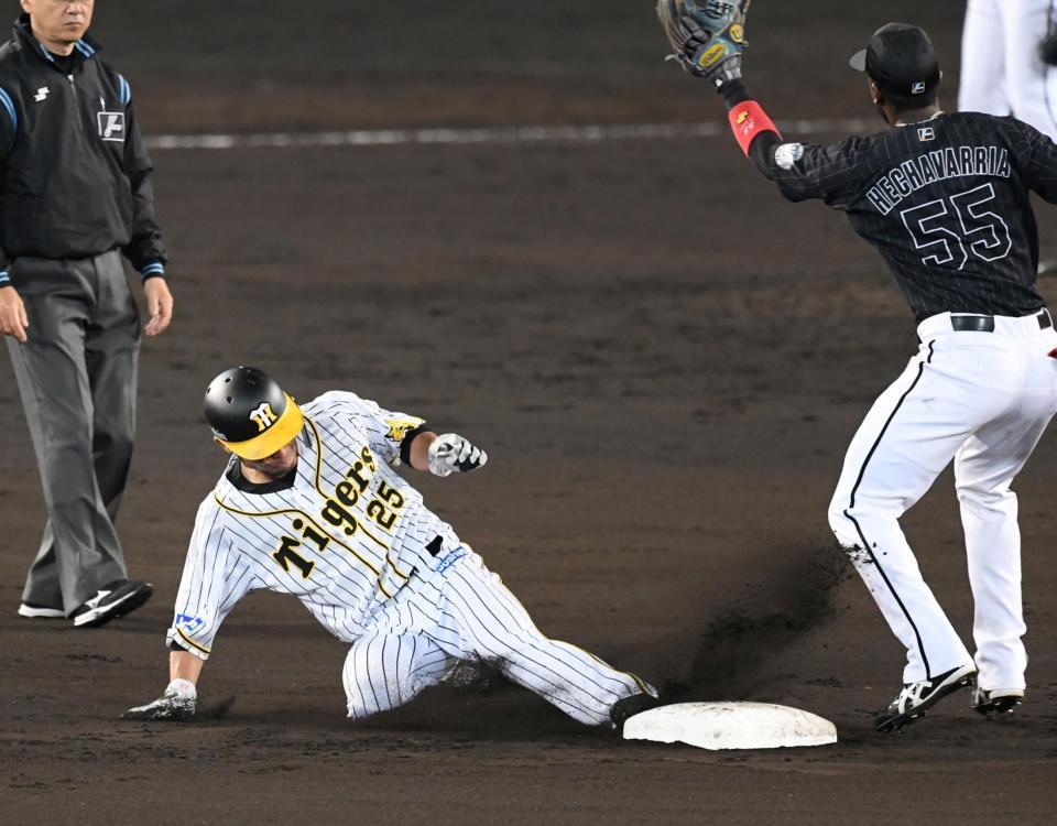 ８回、代走の阪神・江越は盗塁を決める＝甲子園（撮影・山口登）