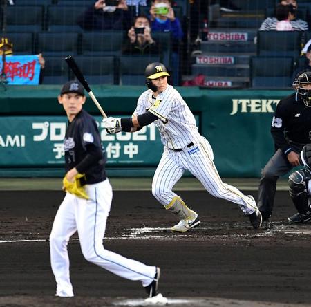 　２回、佐藤輝は左前に同点適時打を放つ（投手・佐々木朗）＝撮影・山口登