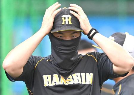 　マスク姿でアップする佐藤輝（撮影・飯室逸平）