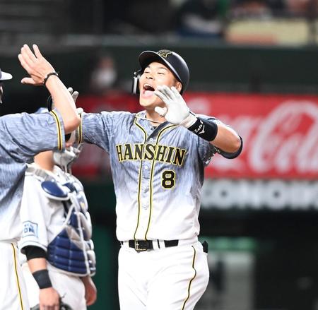 　９回、１３号決勝３ランを放ち歓喜の表情で生還する佐藤輝（撮影・飯室逸平）