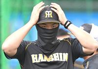 　マスク姿でアップする佐藤輝（撮影・飯室逸平）