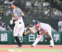 　９回、佐藤輝の勝ち越し３ランにガックリの中村（撮影・飯室逸平）