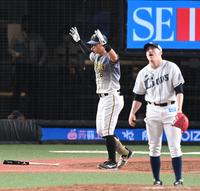 　９回、プロ初の１試合３本塁打となる勝ち越し３ランを放つ佐藤輝（撮影・高石航平）
