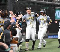 　９回、１３号決勝３ランを放ち歓喜する佐藤輝ら阪神ナイン（撮影・飯室逸平）