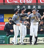 　試合に勝利し、殊勲打の佐藤輝（右）の肩を強くたたく矢野監督（左）＝撮影・高石航平