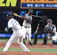 　４回、空振り三振に倒れるロハス（撮影・高石航平）