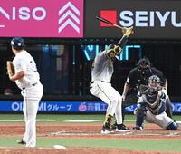 　８回、平良の投球に思わずのけぞるロハス（撮影・高石航平）