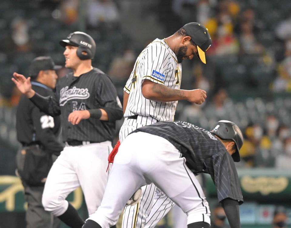 　６回、角中に同点打を打たれ、レアード（左）の生還を許すアルカンタラ