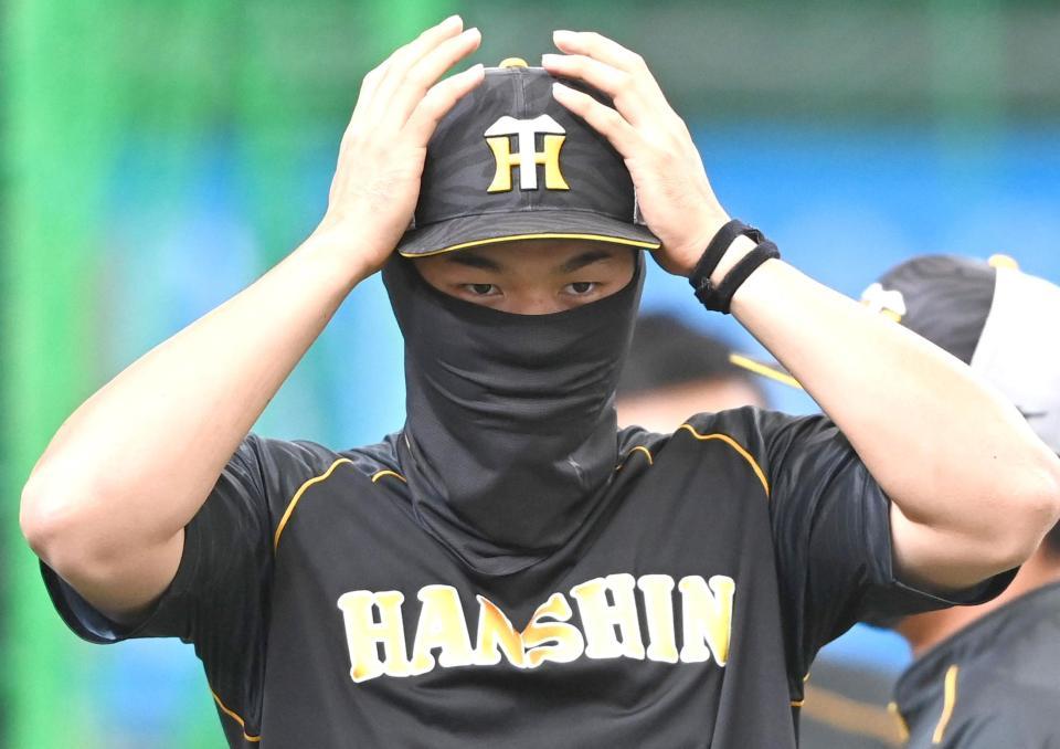 　マスク姿でアップする佐藤輝（撮影・飯室逸平）