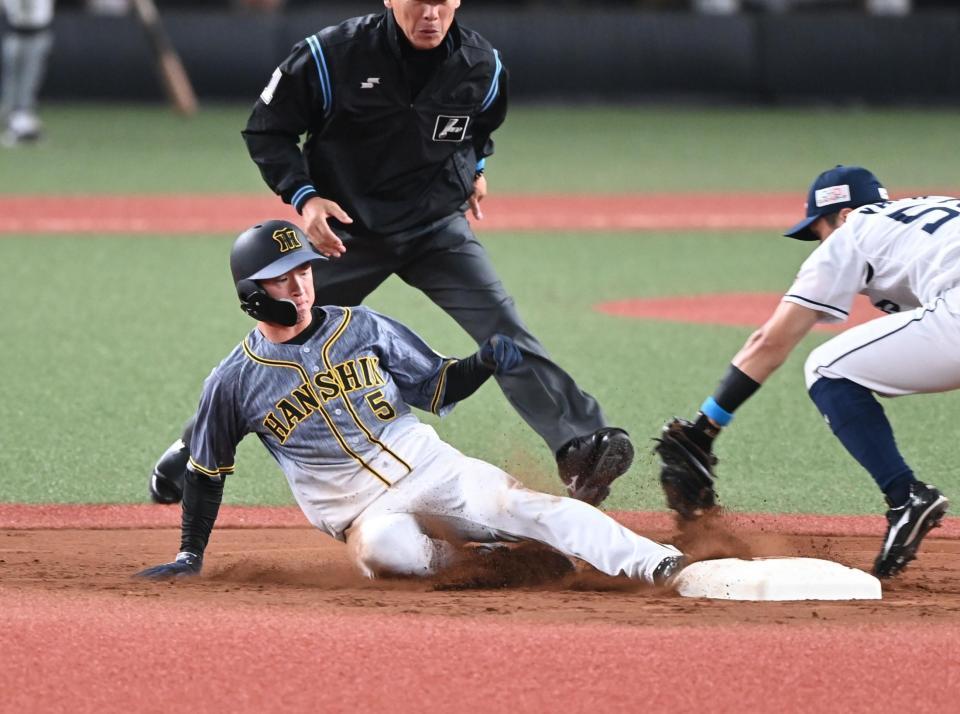 　３回、二盗を決める近本（左）＝撮影・高石航平