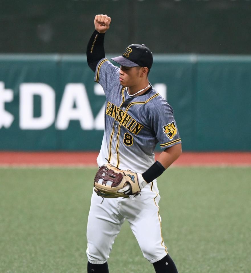 　試合に勝利し、スタンドの拍手にガッツポーズで応える佐藤輝（撮影・高石航平）