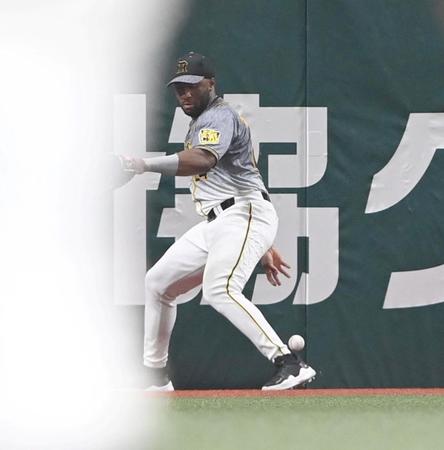 ５月２８日、７回、西武・森友哉の二塁打をファンブルする阪神・メル・ロハス・ジュニア＝メットライフドーム（撮影・飯室逸平）