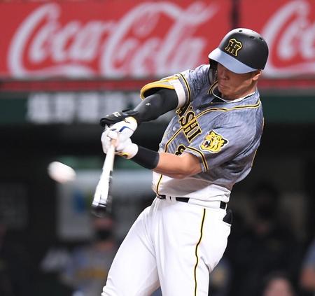 　９回、右中間に勝ち越し３ランを放つ佐藤輝（撮影・金田祐二）