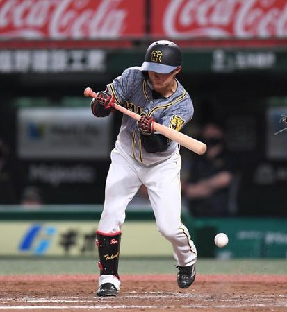 ８回、バントを失敗する中野（撮影・金田祐二）