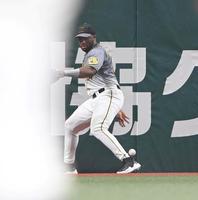 ５月２８日、７回、西武・森友哉の二塁打をファンブルする阪神・メル・ロハス・ジュニア＝メットライフドーム（撮影・飯室逸平）