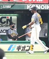 ５回、見逃し三振に倒れたロハス（右）と腕を組んで戦況を見つめる矢野監督（撮影・高石航平）