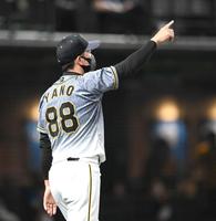 ９回、ロハスの左邪飛がネットに当たったのではとアピールする矢野監督（撮影・飯室逸平）