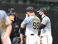 試合終了後、審判団と話す矢野監督ら（撮影・飯室逸平）