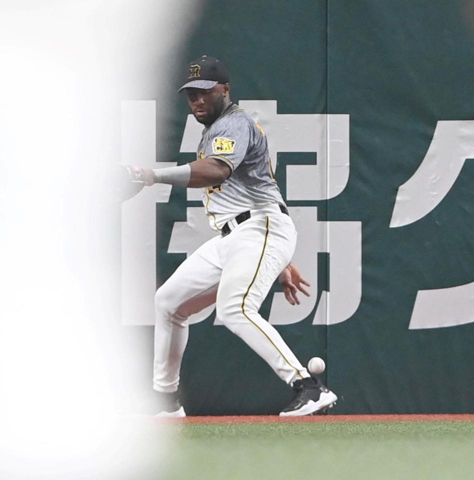 ５月２８日、７回、西武・森友哉の二塁打をファンブルする阪神・メル・ロハス・ジュニア＝メットライフドーム（撮影・飯室逸平）