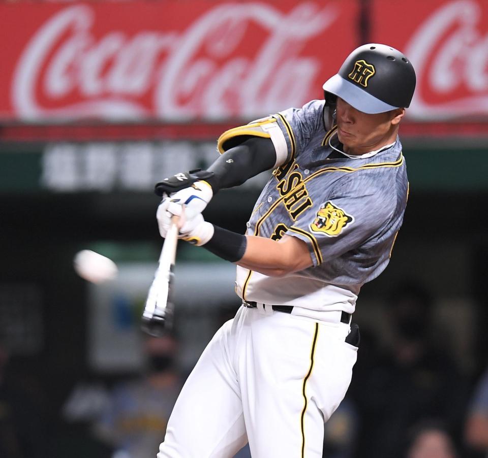 　９回、右中間に勝ち越し３ランを放つ佐藤輝（撮影・金田祐二）