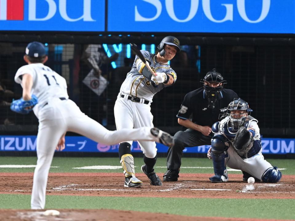 ４回、投ゴロに倒れる佐藤輝（撮影・高石航平）