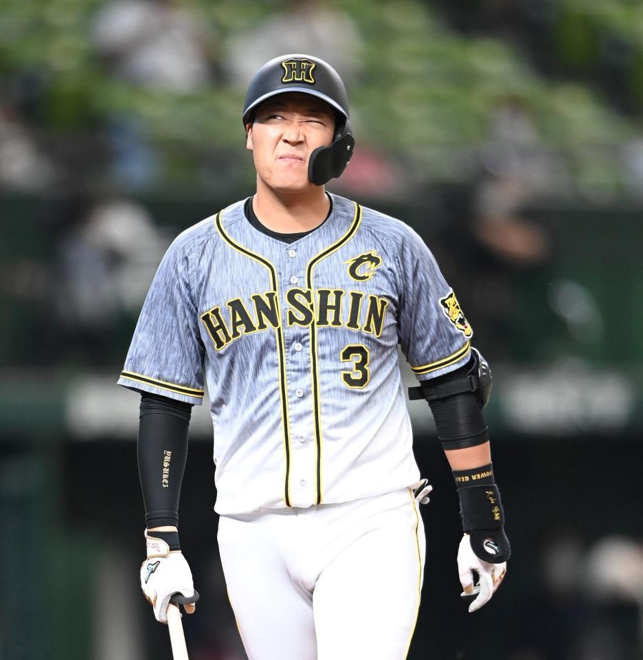 １回、三邪飛に倒れ、悔しそうに顔をしかめる大山（撮影・飯室逸平）