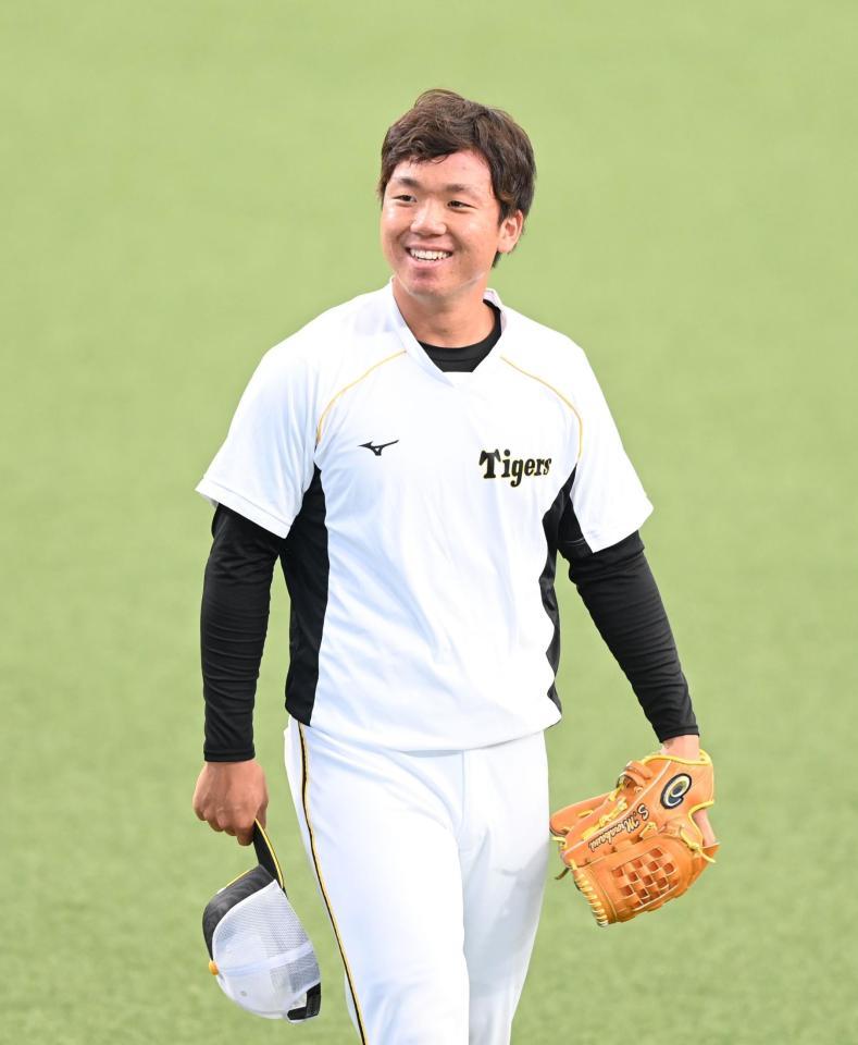 キャッチボールを終え、笑顔を見せる村上（撮影・高石航平）