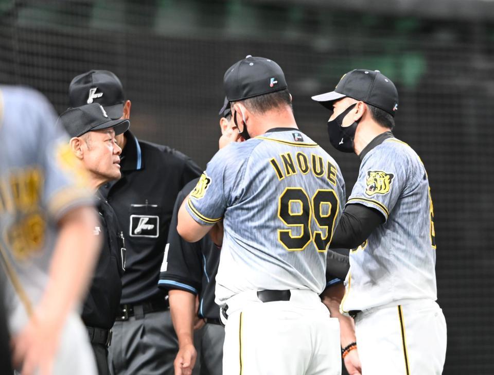 試合終了後、審判団と話す矢野監督ら（撮影・飯室逸平）